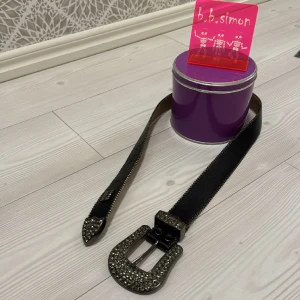 Bb Simon belt - Knappt använd, toppen skick, inga stenar har lossnat. 112 cm med buckeln.  Har kvitto.