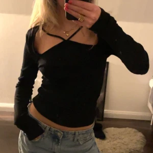 Gina tröja  - Säljer denna stickade söta tröja från Gina, köpt förra våren men har inte kommit till användning. Söta detaljer över bröstet passar xs/s🪩💋