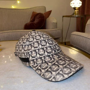 ferragamo keps - ferragamo keps värd 3,500  kvitto finns.