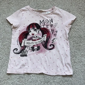 Monster High babytee  - Söt babytee med Draculaura från Monster High. Barnstorlek men passar XS/ S. Fint skick. Pris kan diskuteras. Kan mötas upp vid Medborgarplatsen i Stockholm✨