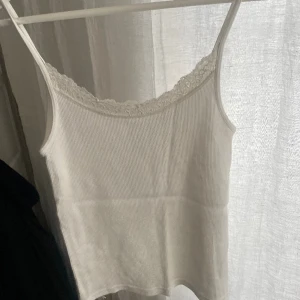 Brandy Melville top med spetsdetalj - Som ny