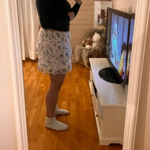 Blommig kjol - Säljer denna fina kjol från vero moda🌸storlek M och är väldigt elastisk i midjan. Kan hämtas eller skickas✨kunden står för frakten