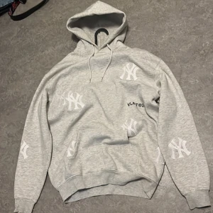 New york yankees hoodie - Custom new york yankees hoodie. Är en vailent hoodie med skitnajs boxy fit med custom yankees patches över hela.