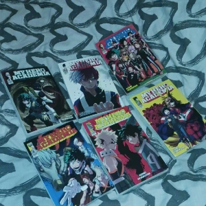 My hero acadamia manga engelska - INTRESSEKOLL PÅ MINA MHA MANGA!!! Har bara läst den första och är ute ur min manga "fas". Kom gärna med prisförslag🫶 säljer gärna alla tillsammans ❤️