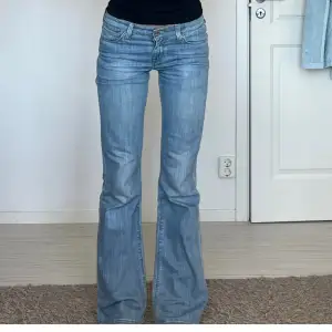 SKit snygga lågmidjade bootcut jeans från levis, dem är i  nyskick!!🩵 jag är ca 165 cm och dem är långa på mig (ses sista bilden)🩵midjemått är ungefär 72-74 cm och innerbenet är runt 85cm 