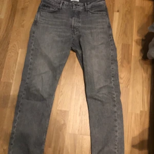 Gråa jeans - Gråa Jack  and Jones jeans. 10/10 inte så använda. Skriv vid frågor:-)