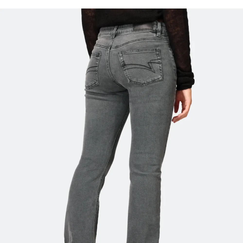 Säljer mina Junkyard jeans i storlek XS då dom inte kommer till användning längre. Jag är 163 cm.  Skriv vid fler frågor eller fler bilder. . Jeans & Byxor.