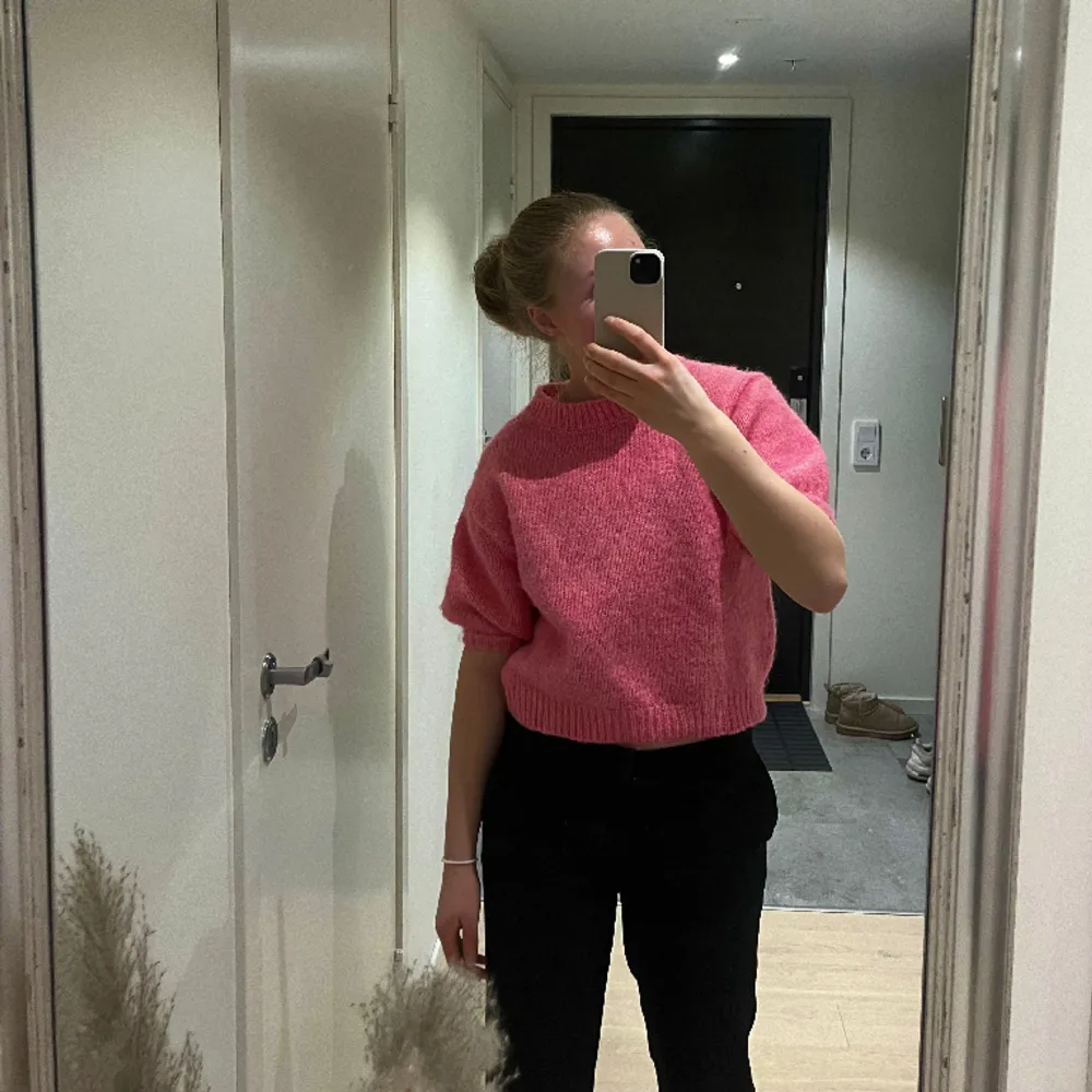Säljer denna superfina rosa stickade tröja från zara💓💗Bra skick! Storlek S💞 Färgen är lite svår att fånga på kamera (därför den ser annorlunda ut på sista bilden). Stickat.