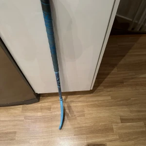 Innebandyklubba - Blå innebandyklubba från salming. Skaftlängd 80 cm. Flex 35