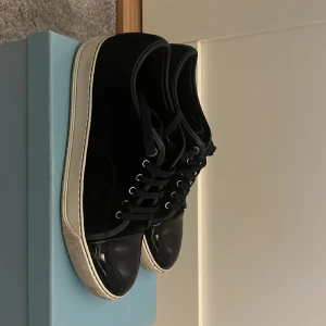 Marinblå Lanvin skor - Tja säljer nu dessa Lanvin skor i storlek 43 då dom börjar bli för små! Pris kan diskuteras. Dustbag och box åker självklart med!