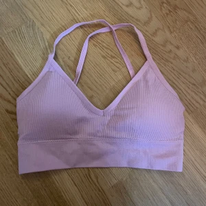 Sport bh  - Sport bh med snygg rygg, använd endast en gång💕