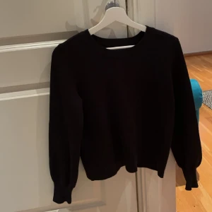Stickad tröja  - Svart stickad tröja i bra skick 
