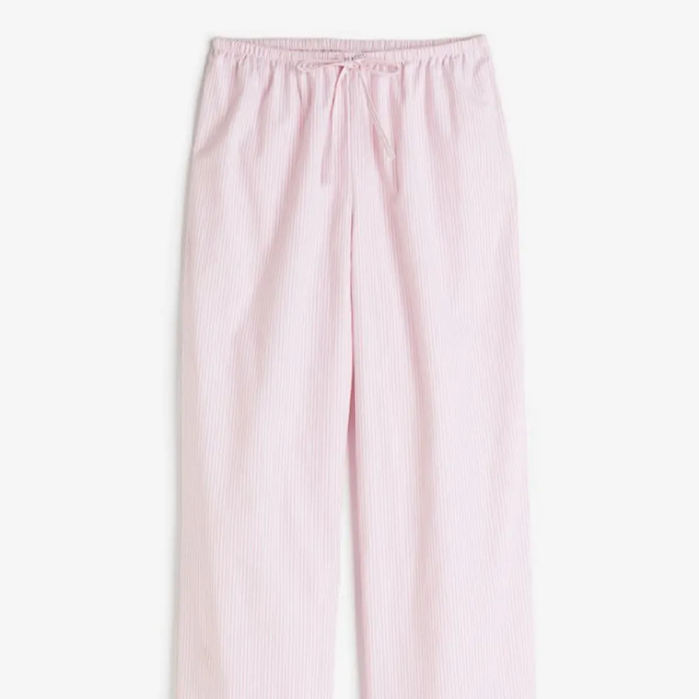Säljer dessa så fina slutsålda pyjamasbyxorna från H&M 🩷 så fin färg och så sköna! Helt nya med lappar kvar.  Stl M men skulle säga de även passar en S. . Jeans & Byxor.