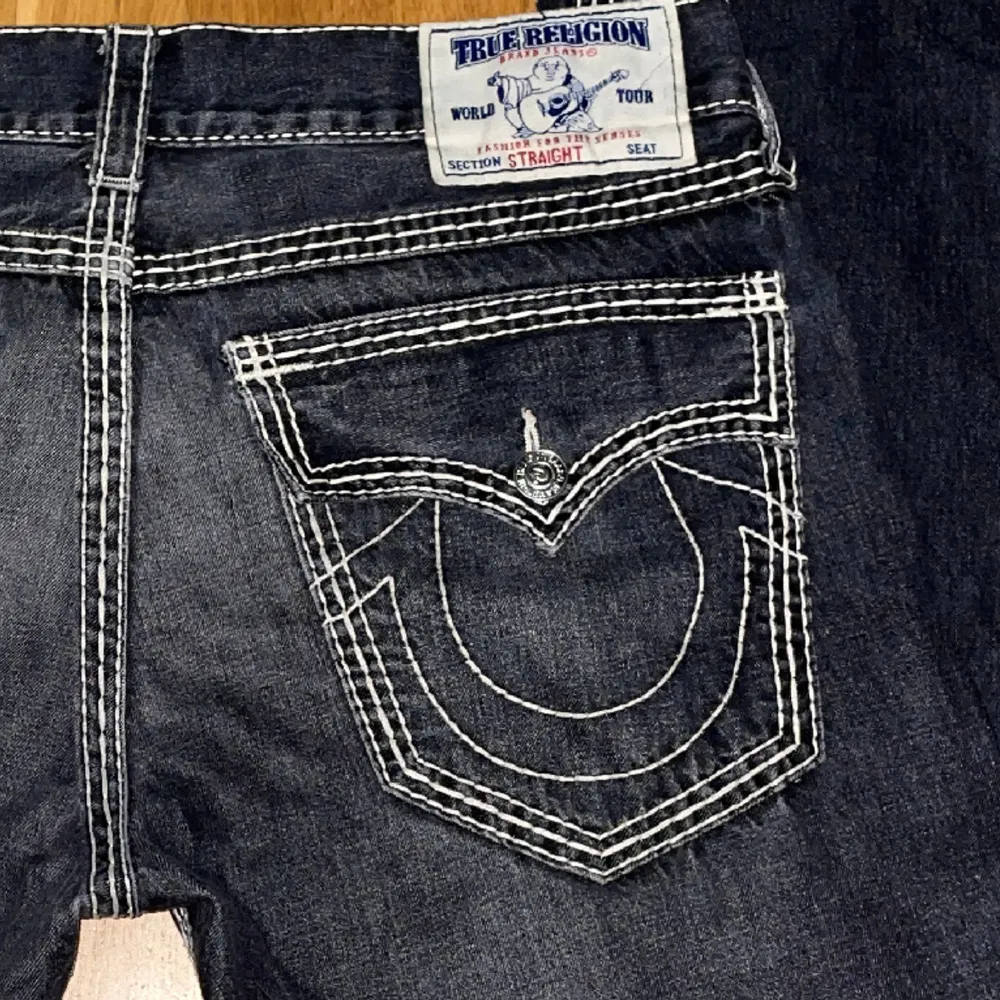 Svarta True Religion Med tripple White stitch… Mina älsklingar😭 Rainbow bridge 1 jeans If you know U know🙏🙏  Midja 47cm Längd 110cm Ben öppning 24cm. Jeans & Byxor.