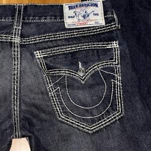 Svarta True Religion Med tripple White stitch… Mina älsklingar😭 Rainbow bridge 1 jeans If you know U know🙏🙏  Midja 47cm Längd 110cm Ben öppning 24cm