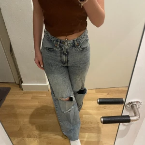 Jeans med hål  - Jättefina jeans köpa från bikbok men som jag  använder inte längre, kan gå ner i pris 