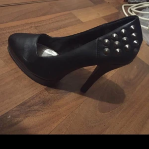 Festskor - Då jag ej kan gå i klackar så står de bara tar plats. Strl 39