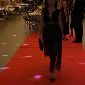 Zaraklänning - Sjukt snygg spettsklänning från zara! Dålig bild men den sitter iallafall sjukt snyggt 🍒😉