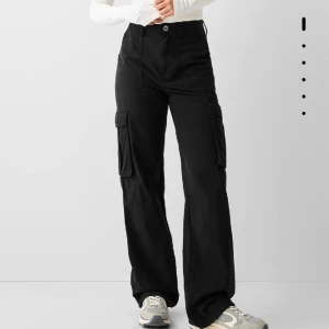 Cargo pants - Säljer mina näst intill oanvända cargo byxor då dom inte passar mig längre🥹 skriv för mer info och bilder om det önskas!  Har även ett par likadana i samma storlek i vitt som jag säljer🙏 Nypris 359kr.