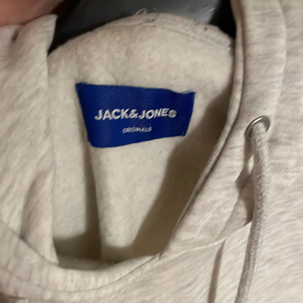 snygg jack and jones hoodie . storlek S. väldigt fint skick aldrig använd. säljer pågrund av att den inte används. nypris 500 säljer för 249 pris kan diskuteras.. Hoodies.