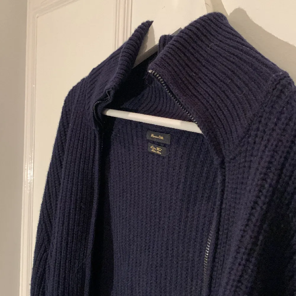 En tvärgosig zip up tröja från Massimo Dutti. Väldigt skönt material (cotton - wool) med randigt tema. Sätt trenderna och köp den här då det än inte är alldeles för många som upptäckt dessa typer av tröjor. . Tröjor & Koftor.