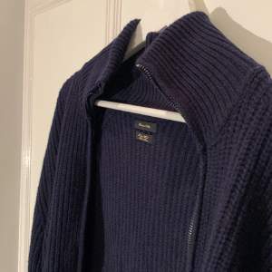 En tvärgosig zip up tröja från Massimo Dutti. Väldigt skönt material (cotton - wool) med randigt tema. Sätt trenderna och köp den här då det än inte är alldeles för många som upptäckt dessa typer av tröjor. 