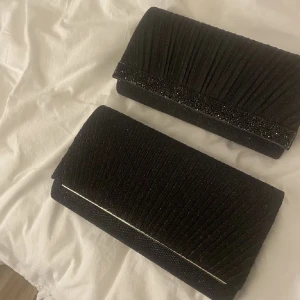 Balväska  - Säljer nu dessa två fina balväskor. Den högst upp på första bilden även den som visas på andra, är något sliten i hörnet. Den andra är helt oanvänd. Köp båda för 200kr, eller den först för 99kr och andra för 130kr. 