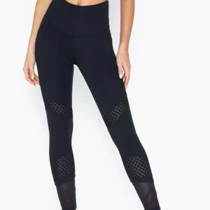 Better Bodies Waverly Mesh Cut Out Tights S - Replicking, bought like this. OBS: Priced low due to flaws - fuzz/pilling along the seams on right thigh (pictured) and some light fraying on the fishnet. Orig 940 kr. Gently used otherwise. No holes, rips, snags, tears, stains. Pet/smoke free home.