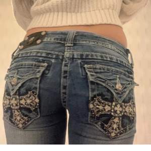 Säljer dessa fina miss me jeans då dom var för stora på mig. Skulle säga att dom passar någon som är runt 157-160cm. Midja är 27cm och innerbenslängden 70cm. 💞💞