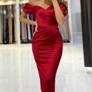 Festklänning - Festklänning. Fint skick. Strl 38-40 finns i Göteborg. Kan hämtas eller fraktas. Pris kan diskuteras vid snabb affär!