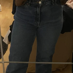 Vida jeans Monki - Säljer mina jeans från monki, storlek 27, jag är en 162 och sitter perfekt, knappt använda så inga defekter 💕