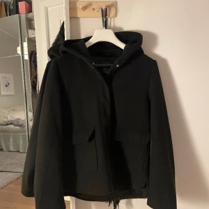 Kappa  - Svart kappa perfekt till våren.! Märket är Primark och den är i nyskick.  