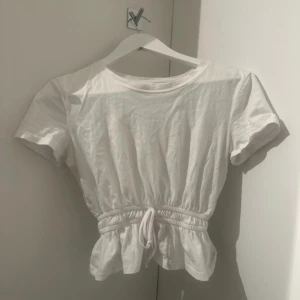 Vit t shirt zara - Vit t shirt från zara som man knyter i midjan, andra bilden är lånad för att visa modellen 
