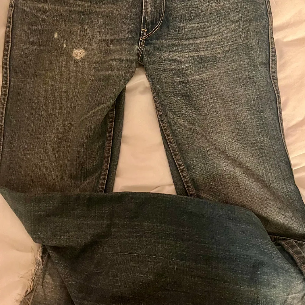 Super fina låg midjade raka jeans från Levis, i modellen 511 med cool detalj på baksidan💖💖jättebra skick förutom de små revorna längst ner på byxorna (se bild 2). Midjemått: ca 36cm Innerbenslängd: ca 78cm Skriv privat vid ytterligare funderingar!💘💘. Jeans & Byxor.