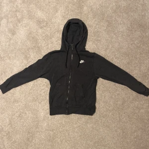 Nike kofta - Säljer min Nike kofta på grund av att den är för liten. Använt den lite. Skick 7/10. Köpt för 500kr. Pris kan diskuteras.