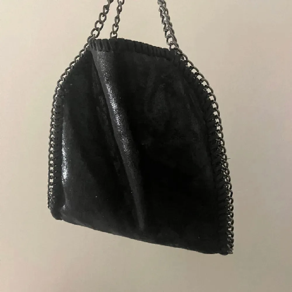 Super fin svart väska med silvrig kedja, väskan är i super skick och är perfekt storlek! skriv privat vid fler frågor❤️❤️köpt på plick . Väskor.