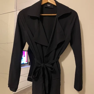 Fin kappa från bikbok - Jättefin och skön tunn kappa från bikbok. Den är perfekt på vår och sommaren då den är tunnare. Den är i jättefint skick. Säljer för 100kr plus frakt!🤍