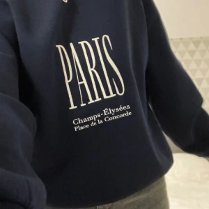 helt ny mörkblå tröja - helt ny mörkblå tröja från gina som inte kommer till användning. väldigt bra skick. ny pris 280kr, säljer för 200kr