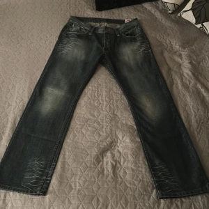 Identity Okinawa Jeans - Helt nya Denim jeans som legat i garderoben ett tag. De passar perfekt i dagens mode. 