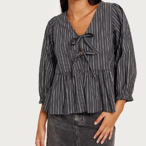 Neo Noir blus  - Så snygg blus från Neo Noir. Endast använd 1 gång och i nytt skick!❤️originalpris: 750kr