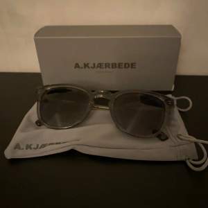 Tjena! Säljer nu ett par grå solglasögon från märket A. Kjaerbede, köpta på volt. De har inga skador eller defekter. Tveka inte på att höra av er vid frågor eller funderingar!