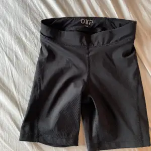 Svarta tränings shorts som inte kommer till användning längre. De är även använda fåtal gånger 