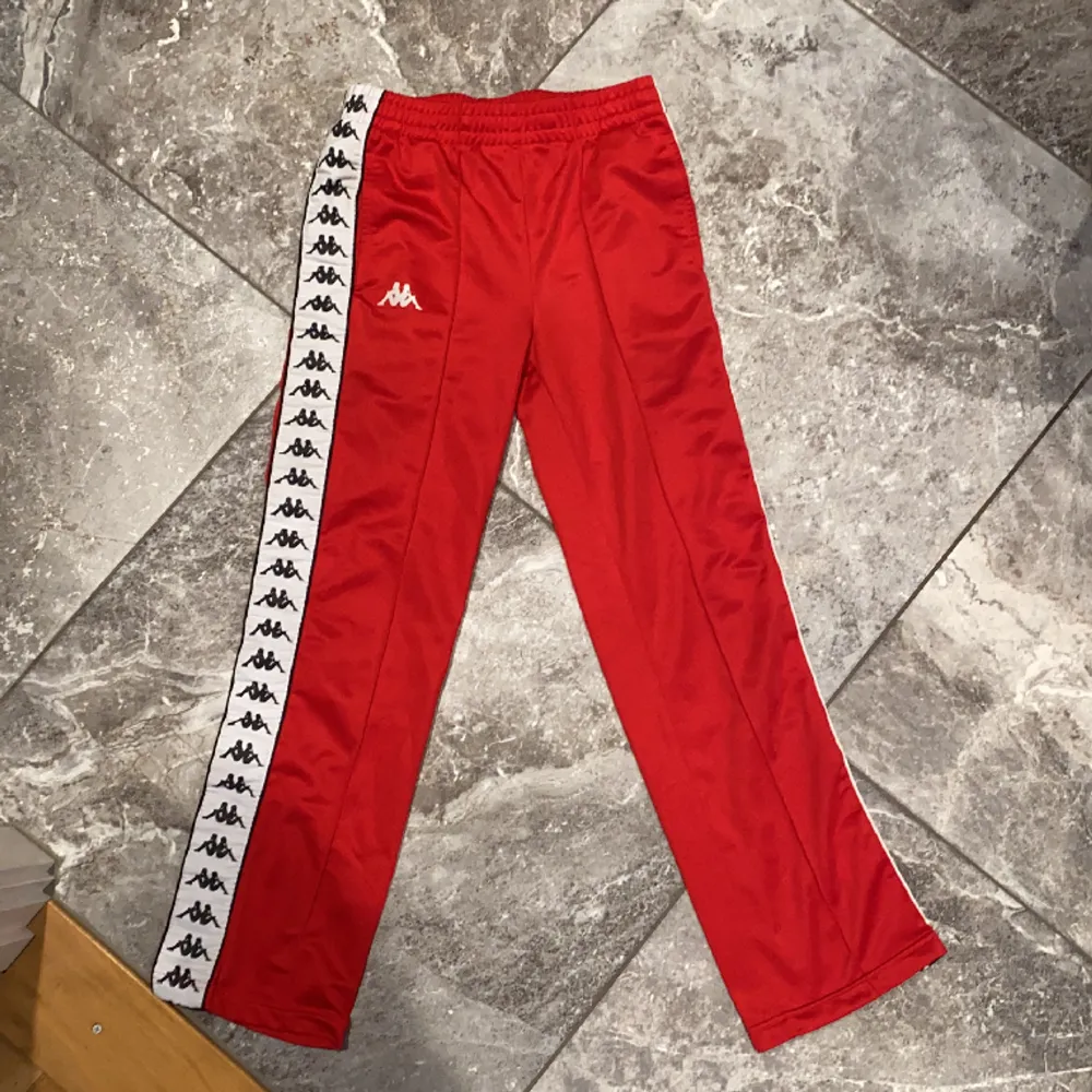 Rikigt fina och bekväma röda neon byxor från kappa. Rekomenderar. Säljs pga stor garderobrensning. Kika gärna på mina andra annonser, säljer mycket:) . Jeans & Byxor.