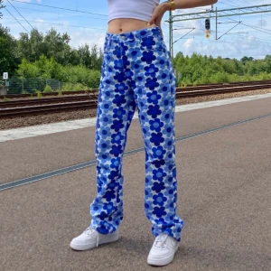 Blommiga jeans Zara - Jag är 162 och har storlek 36 🦋  Blommiga jeans köpt på Zara för x antal år sedan men som inte används längre 🦋