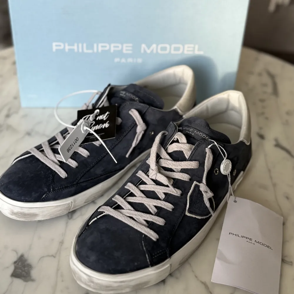 Helt oanvända Philippe Model Prsx Lace Up sneakers i färgen Blue, storlek 47! Säljes då vi ej hann returnera i tid. Köpta på Cettire (kvitto + mer bilder finns) i julas. Nypris: Ca 4000 tusen . Skor.