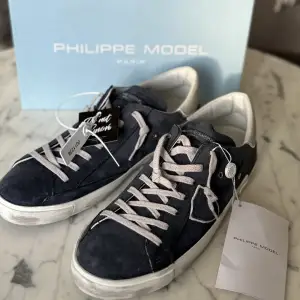 Helt oanvända Philippe Model Prsx Lace Up sneakers i färgen Blue, storlek 47! Säljes då vi ej hann returnera i tid. Köpta på Cettire (kvitto + mer bilder finns) i julas. Nypris: Ca 4000 tusen 