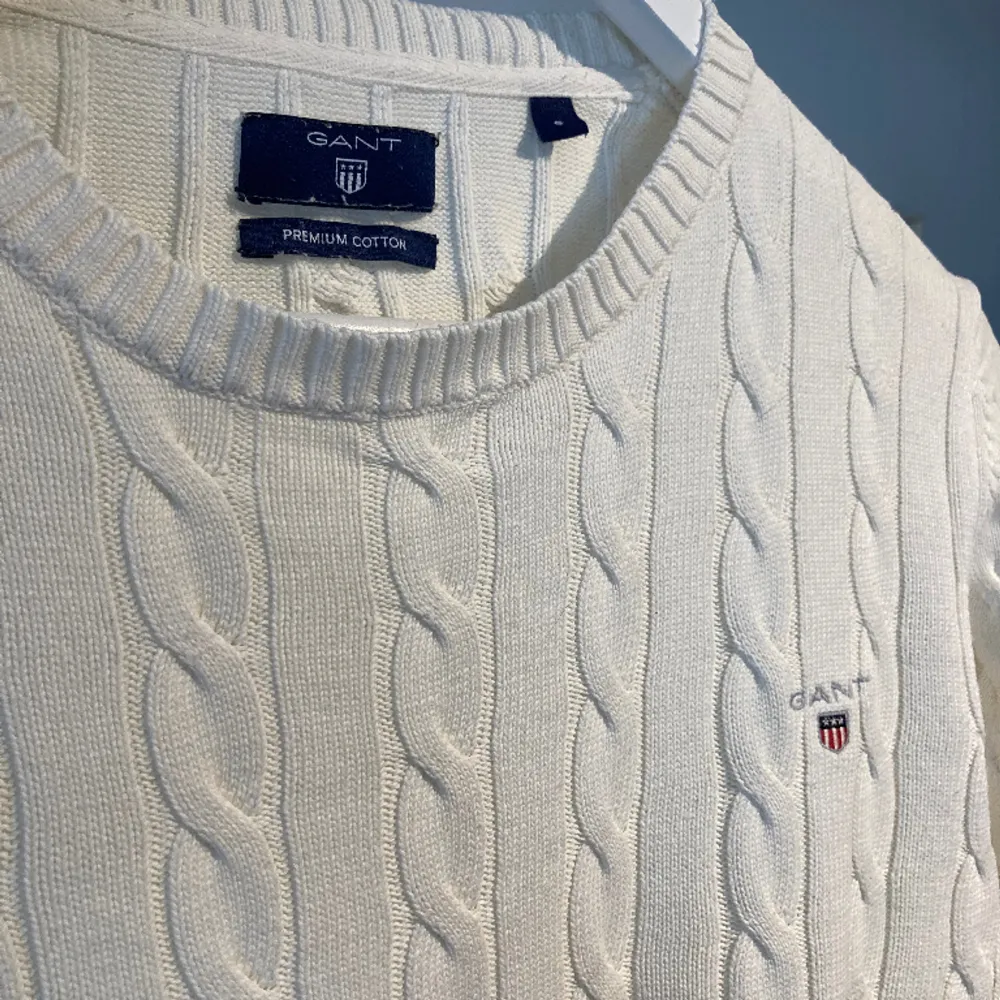 Säljer nu denna vita, fina stickade Gant tröjan. Den har används snålt och är därför i ett väldigt fint skick. Hör av dig vid frågor eller funderingar. Storlek S. Bra pris!. Tröjor & Koftor.