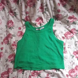 Säljer ett linne som har blivit andvänd några få gånger. - Detta linne har blivit andvämt några få gånger och kommer från lager 157, storlek L.