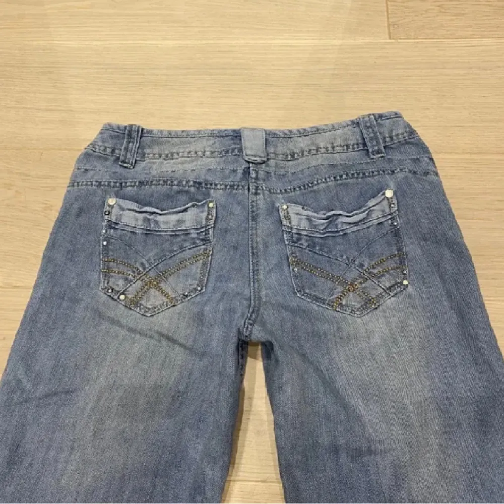 Säljer dessa vintage lågmidjade jeans eftersom dom är lite försmå för mig💕innerbenslängden är 84cm och midjemåttet är ca 40cm tvärs över Skriv för fler bilder💕. Jeans & Byxor.