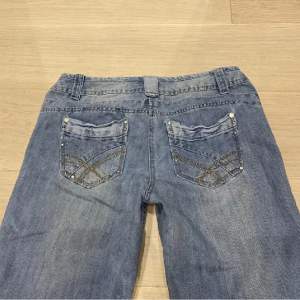 Säljer dessa vintage lågmidjade jeans eftersom dom är lite försmå för mig💕innerbenslängden är 84cm och midjemåttet är ca 40cm tvärs över Skriv för fler bilder💕
